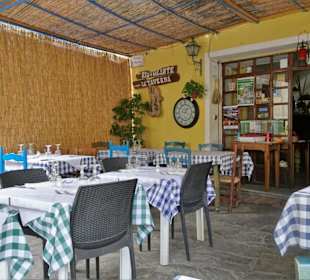 Tische im Außenbereich des Ristorante La Taverna