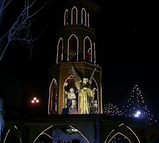 Stand auf dem Weihnachtsmarkt mit Pyramide