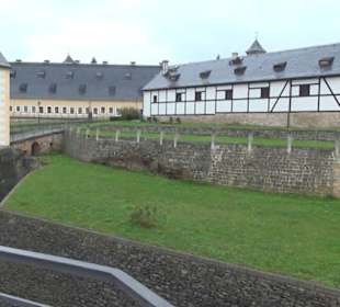 Entlang der Festungsmauer