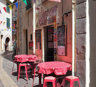 Sitzplätze vor dem Eingang des La Cuisine-Comptoir