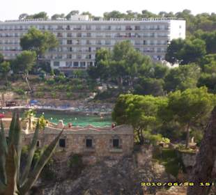 Blick auf den Strand von Cala Fornells