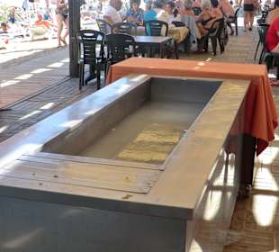 Ekeliges Wasser im Essensbereich am Strand