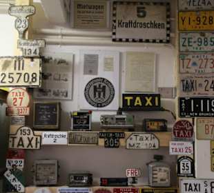 Alte Taxi Schilder und Taxameter 