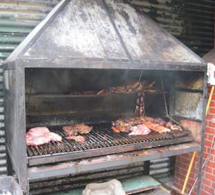 Grill im argentinischen Gartenlokal