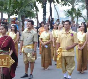 Parade mit Traditioneller Kleidung