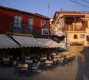 Schöne Bar in Afitos neben der Kirche