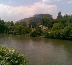 Hinten das Europaparlament