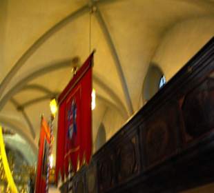 In der Kirche die Fahnen