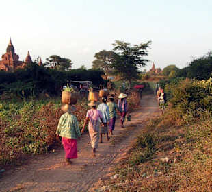 Frauen auf dem Heimweg
