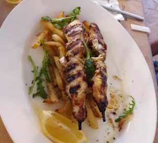 Hähnchensouflaki mit selbstgemachten Pommes