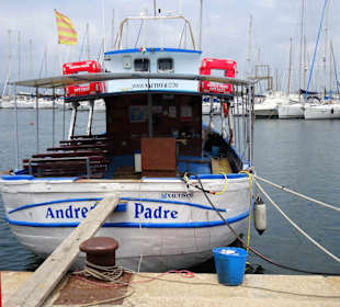 Ausflugsschiffe im Hafen von Alghero