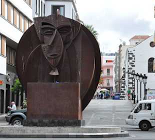 Cabeza Guanche que mira al sol