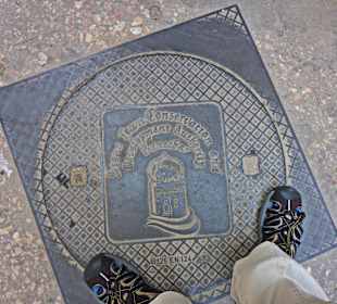 Srone Town - Inschrift im Gulli-Deckel