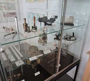 Vermessungsgeräte im Deichmuseum