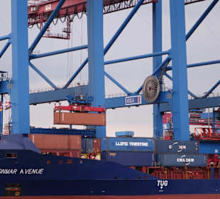 Da werden Container wie Spielzeug gehoben