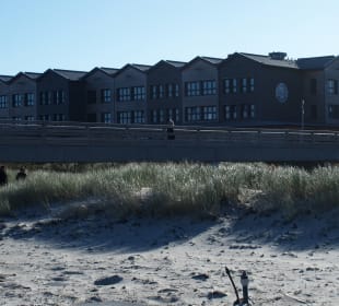Außenansicht vom Strand mit dem Anfang der Seebrücke