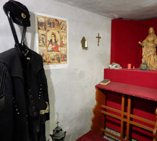 Kapelle mit Bekleidung von damals