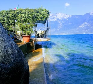 Ausblick auf den gegenüber liegenden Monte Baldo, links im Bild die Terrasse mit Sitzgelegenheit    Camping & Bungalows Nanzel