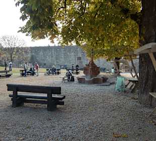 Burghof mit Marktzelten und Wasserbrunnen