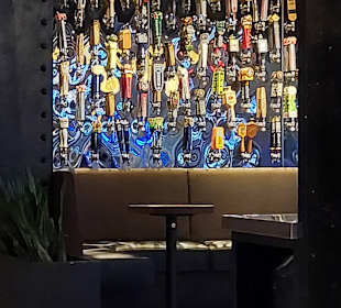 Wartezone auf freien Tisch im Eingangsbereich 