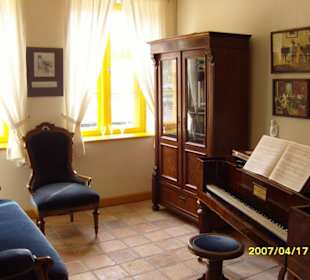 Schöne Möbel & ein Klavier.