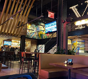 Unterer Bereich mit Blick auf Theke und Treppe