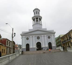 Kirche unterhalb des Marinemuseums