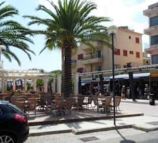 Einkaufs- und Barmeile in der Nähe