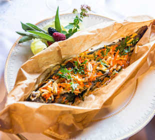 Pstrąg pieczony z jarzynami