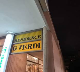 Einkaufstrasse entlang