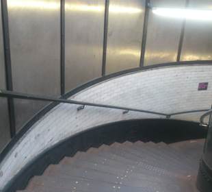 Treppe zum Tunnel, aber Aufzug ist auch da.