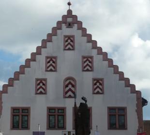 Blick zum Alten Rathaus mit Touristen-INFO