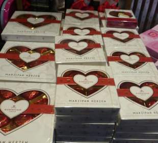 Im Shop vom Café Niederegger gegenüber vom Rathaus