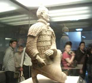 Der Bogenschütze in der Vitrine