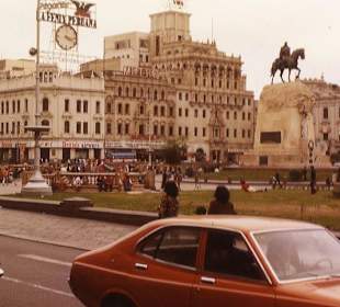 Plaza de Armas mit dem Denkmal