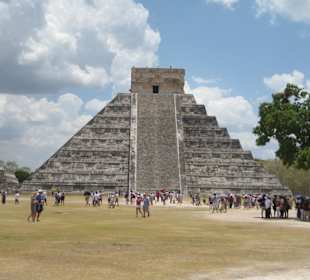 Gesamtsicht auf die Pyramide