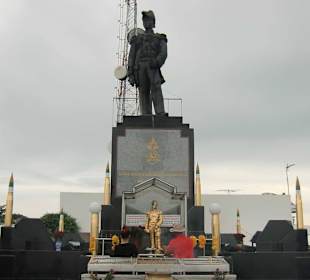 Chumphonket Udomsak Monument, dahinter Radiosender