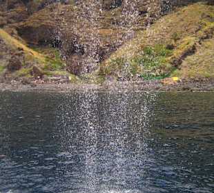 Wasserfall beim Baden auf dem Boot