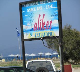 Hinweisschild auf dem Weg zum oder vom Salzsee