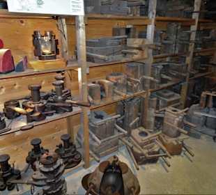 Im Lagerhaus der Glashütte Gernheim