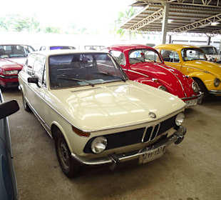 In der Haupthalle des Jesada Fahrzeug Museums