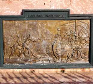 Reliefs am Sockel des Obelisken