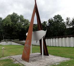 Die Skulptur Sehnsuchtswesen an der Weser