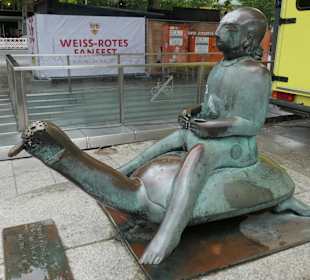 Breitscheidplatz: Mädchen auf der Schildkröte