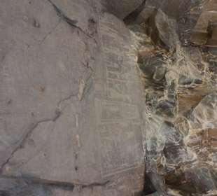 Reliefs auf den Felsen in das Wadi Hammamat