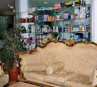 Sitzgelegenheit dahinter Apotheke