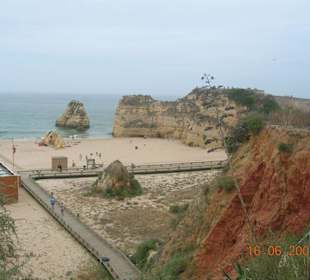 Breiter Holzweg über den Strand von Praia da Rocha