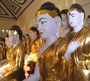 В храме в Янгоне.