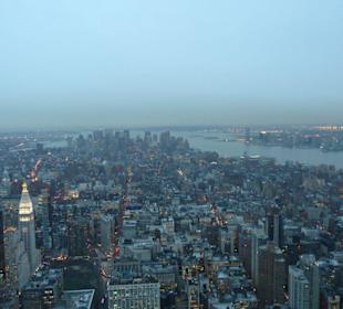 Blick vom Empire State Building bei Dämmerung