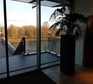 Treppenabgang zum Kanal mit Fußgängerbrücke